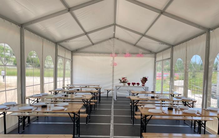 A temporary restaurant was built using an aluminum alloy structure tent
